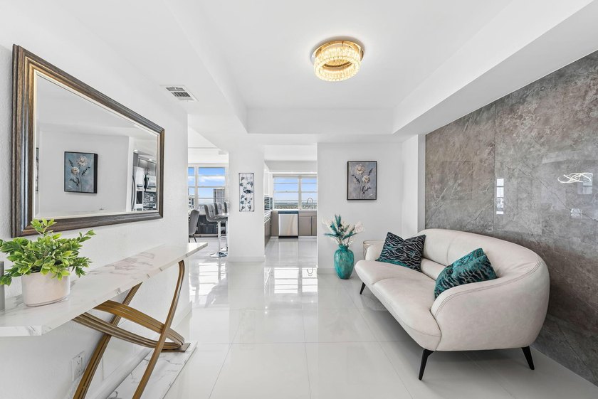 Stunning top-floor corner unit offering breathtaking wraparound - photo 3