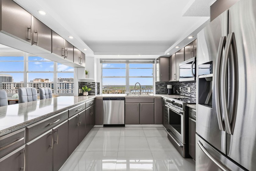 Stunning top-floor corner unit offering breathtaking wraparound - photo 5