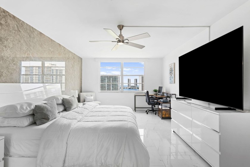 Stunning top-floor corner unit offering breathtaking wraparound - photo 6