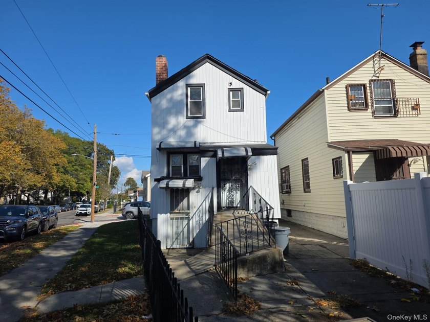 Two-bedroom colonial on a corner parcel with a full basement and - photo 3