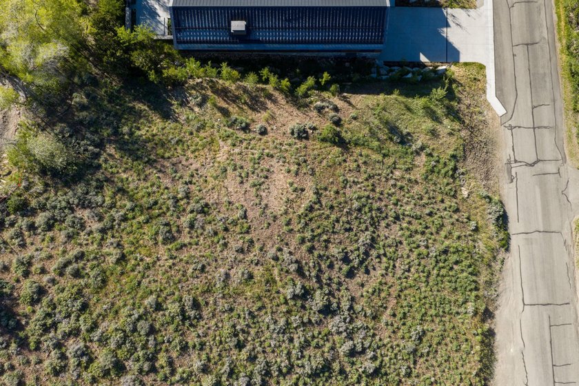 Perched on a coveted slope of Knob Hill, this exceptional parcel - photo 20
