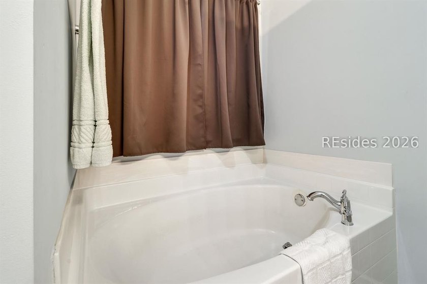 Welcome to this beautifully maintained Cypress Ridge home - photo 25