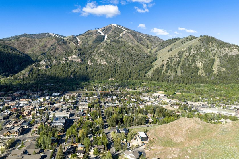 Perched on a coveted slope on Knob Hill, this exceptional parcel - photo 13