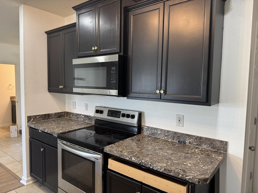 THIS IS A SHORT SALE- Check out this 4 BED 2.5 BATH built in - photo 4