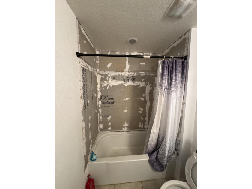 THIS IS A SHORT SALE- Check out this 4 BED 2.5 BATH built in - photo 10