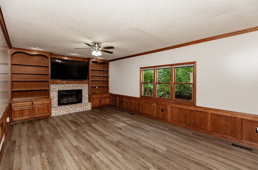 WOW...this is a MUST SEE! 5,200 finished sq. ft. of beautifully - photo 4