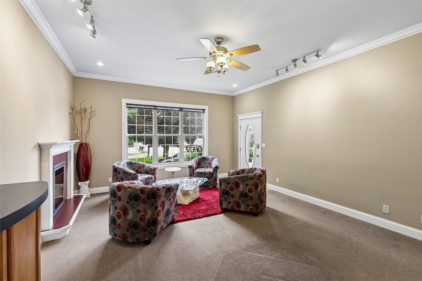 Discover an exceptional commercial opportunity with this - photo 4