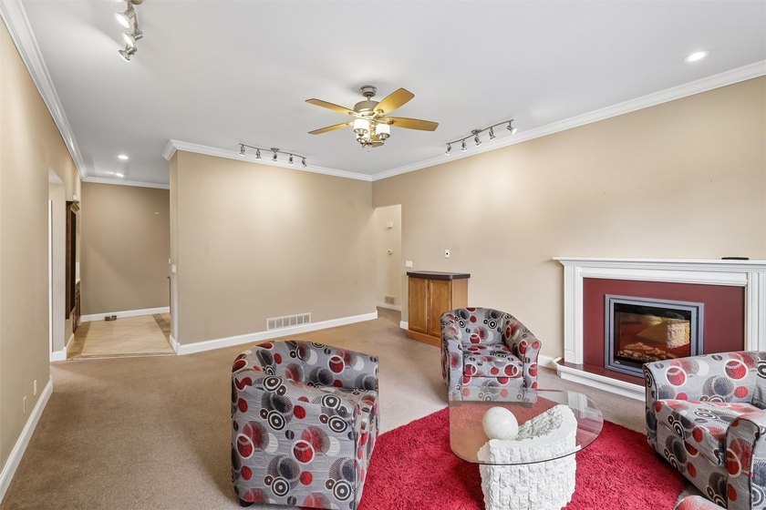 Discover an exceptional commercial opportunity with this - photo 6