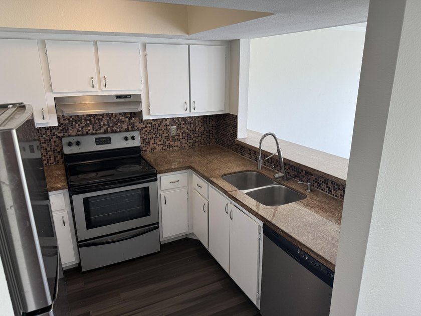 Great location and schools. 2 bedrooms &amp; 2.5 half bathroom - photo 14