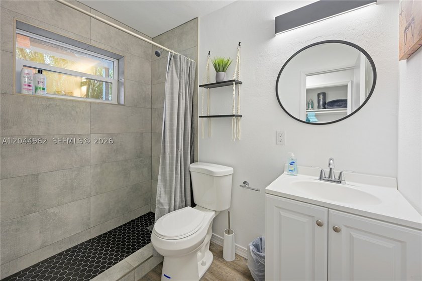 -LEGAL 5 UNITS: Turnkey Short-Term Rental Investment in Prime - photo 2