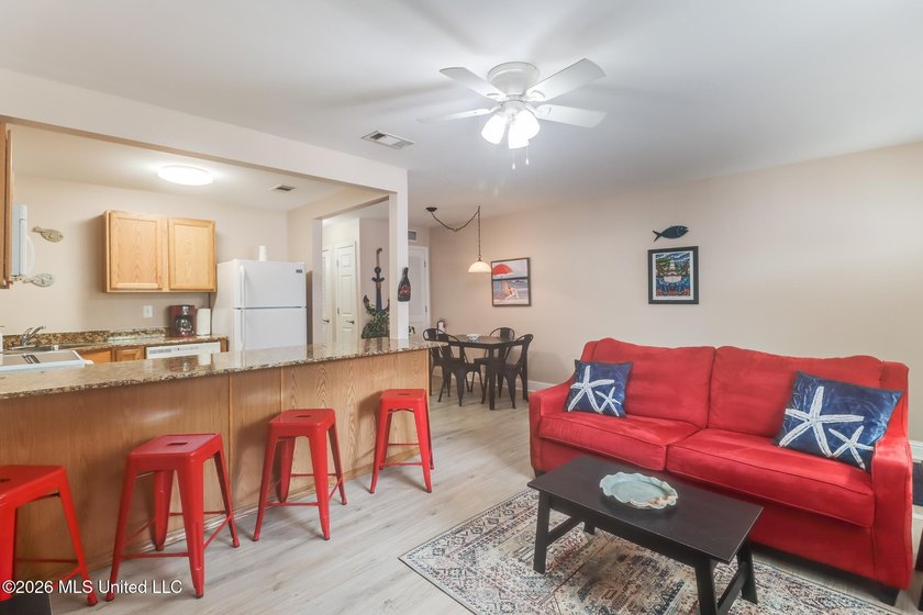Prime turnkey condo in the heart of Biloxi, ideally located near - photo 2