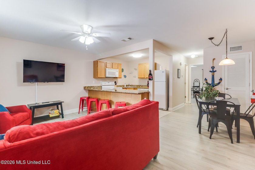 Prime turnkey condo in the heart of Biloxi, ideally located near - photo 3
