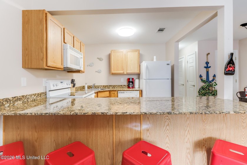 Prime turnkey condo in the heart of Biloxi, ideally located near - photo 5