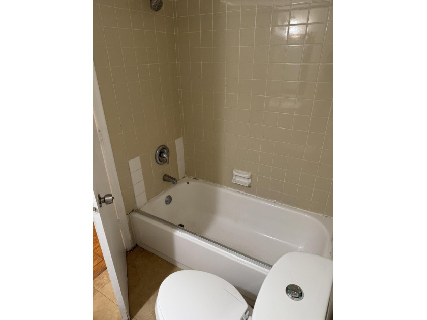 Great location and schools. 2 bedrooms &amp; 2.5 half bathroom - photo 32