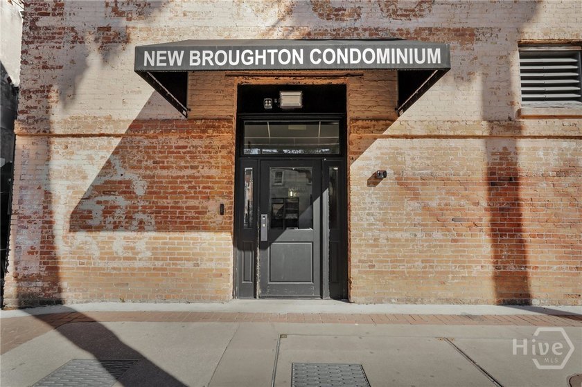 Experience sleek, stylish downtown living at 310 W Broughton - photo 2