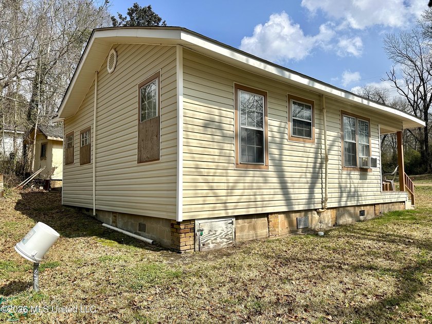 Welcome to 313 Josephine Street in the heart of Gloster - photo 4