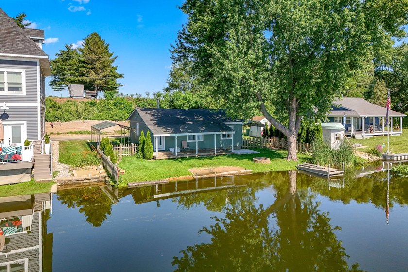 Welcome to this beautifully renovated waterfront cottage on - photo 26