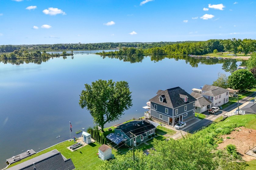 Welcome to this beautifully renovated waterfront cottage on - photo 30