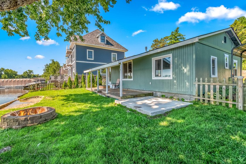 Welcome to this beautifully renovated waterfront cottage on - photo 37
