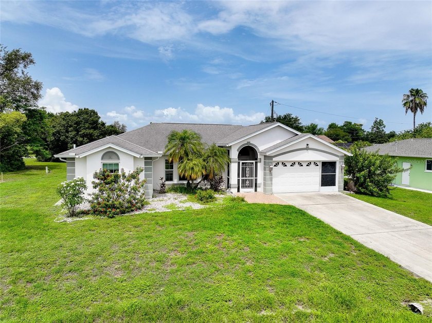 Welcome to this spacious 3-bedroom, 2-bath home offering 1,960 - photo 3
