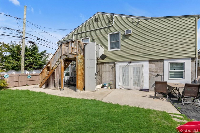 Welcome to 27 Edwin Court. A charming bungalow set on a rare - photo 12