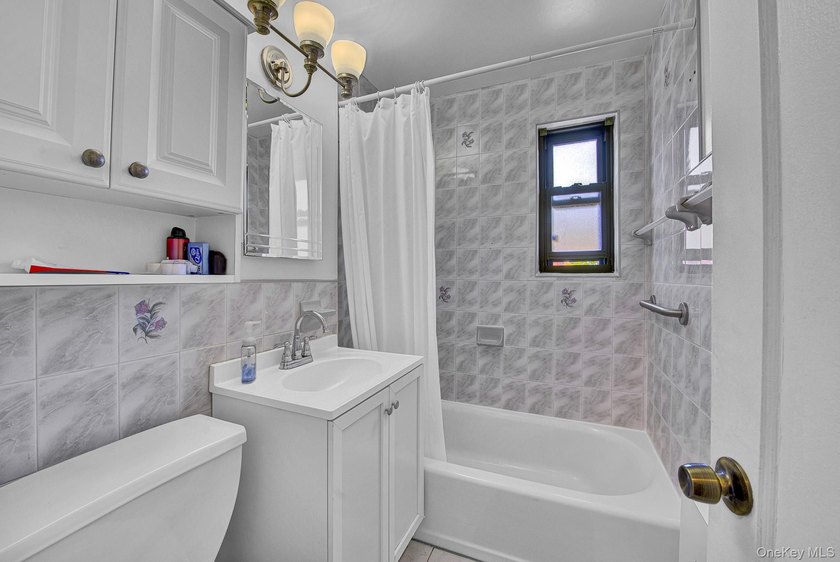 Welcome to this beautifully maintained lower unit, move-in-ready - photo 15
