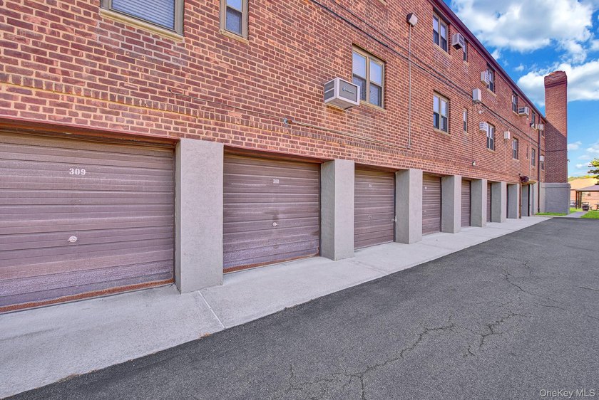 Welcome to this beautifully maintained lower unit, move-in-ready - photo 18
