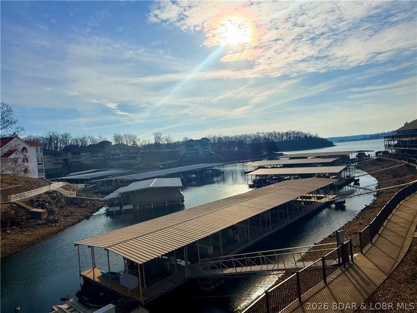 Step into easy lake living with a completely turn-key 2 bed, 2 - photo 23