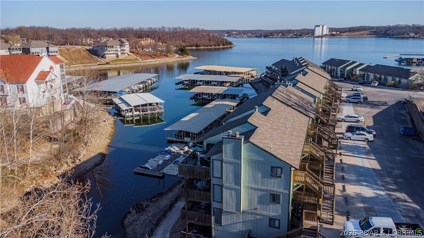 Step into easy lake living with a completely turn-key 2 bed, 2 - photo 25