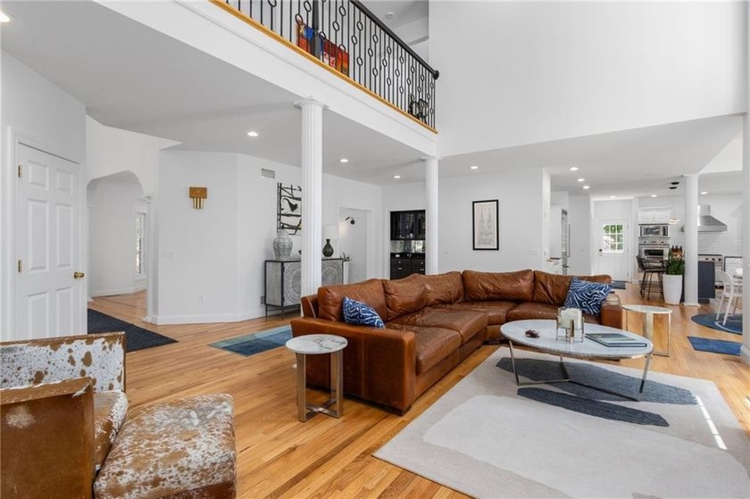 19 Cassandra Lane is a beautiful combination of some classic - photo 25
