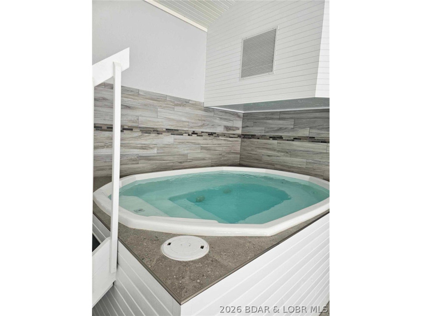 Step into easy lake living with a completely turn-key 2 bed, 2 - photo 27