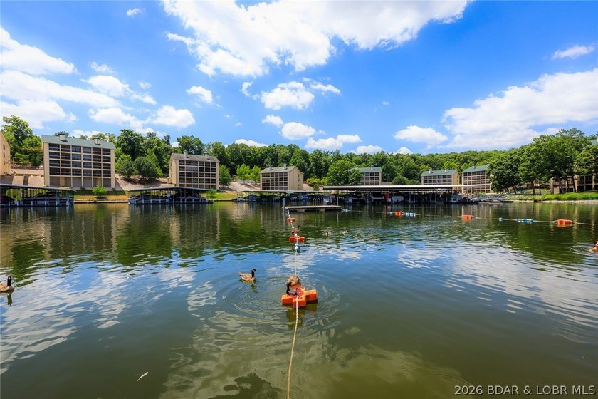 Step into easy lake living with a completely turn-key 2 bed, 2 - photo 33