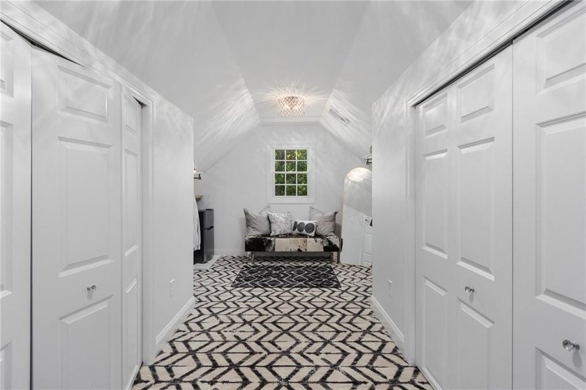 19 Cassandra Lane is a beautiful combination of some classic - photo 37