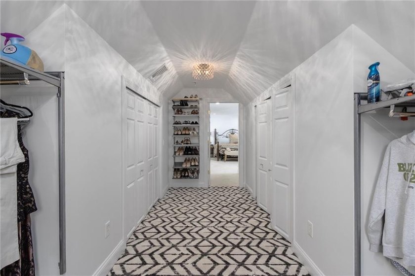 19 Cassandra Lane is a beautiful combination of some classic - photo 38