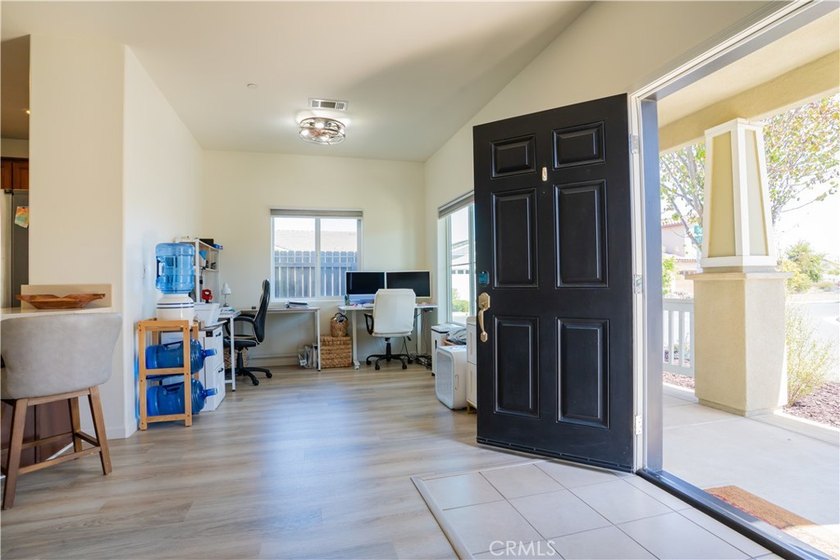 Welcome to 1317 W Shelton Way, a beautiful two-story home - photo 4