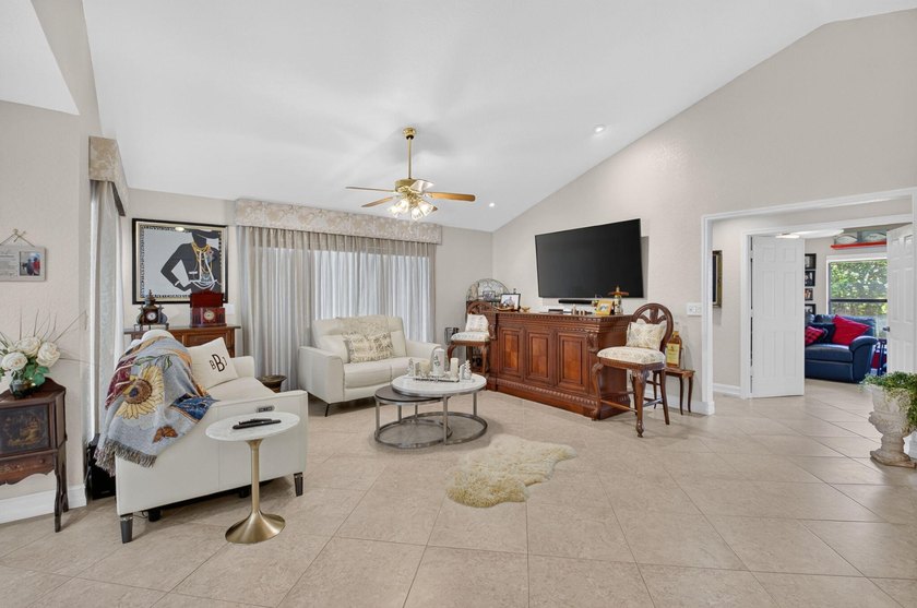 Welcome to this immaculate three-bedroom, two-bathroom - photo 8
