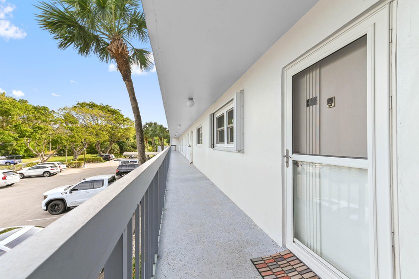 Beautifully remodeled 3BR/2BA condo in desirable Boca Teeca No - photo 5