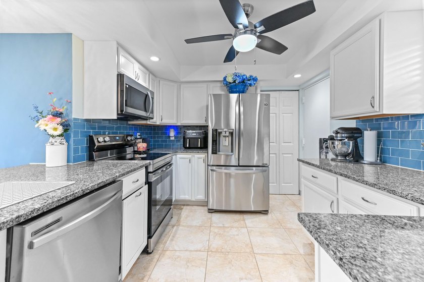 Beautifully remodeled 3BR/2BA condo in desirable Boca Teeca No - photo 7