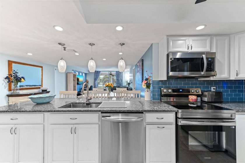 Beautifully remodeled 3BR/2BA condo in desirable Boca Teeca No - photo 8