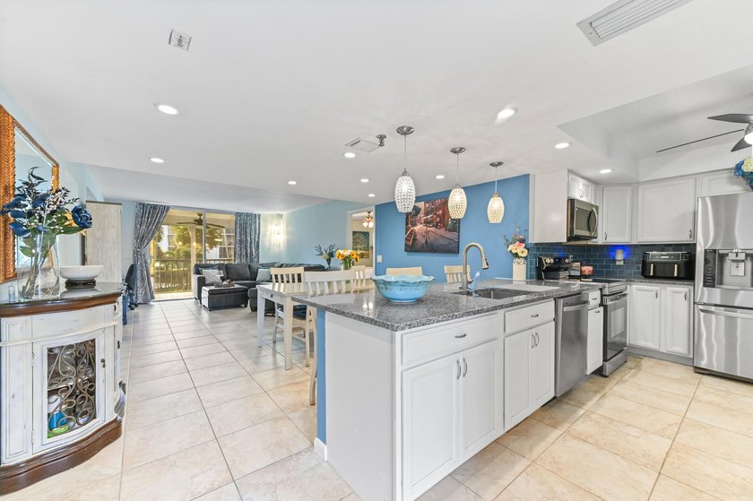 Beautifully remodeled 3BR/2BA condo in desirable Boca Teeca No - photo 9