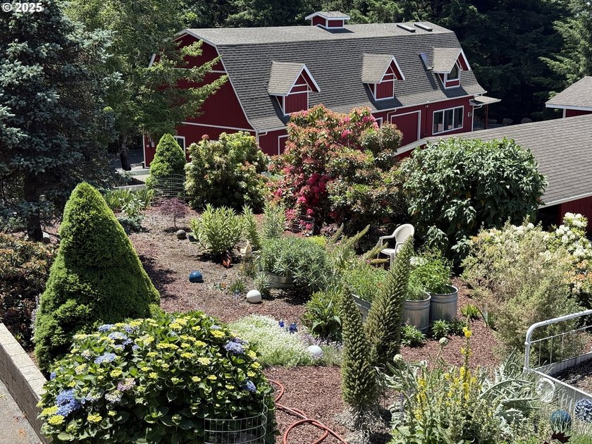 Welcome to this private oasis surrounded by magnificent trees - photo 15
