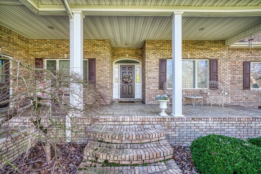 Stunning and spacious 3BR/3BA home located in the sought-after - photo 2