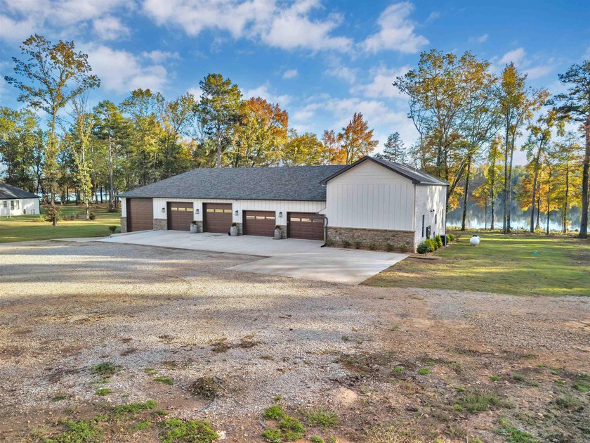 This stunning Harris Brake lakefront property is truly one of a - photo 3