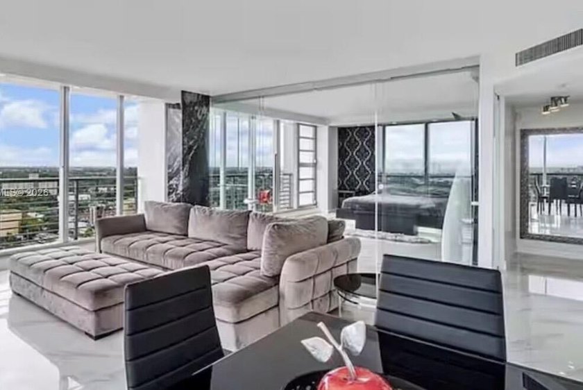 Rare corner residence in the heart of Downtown Hollywood - photo 3