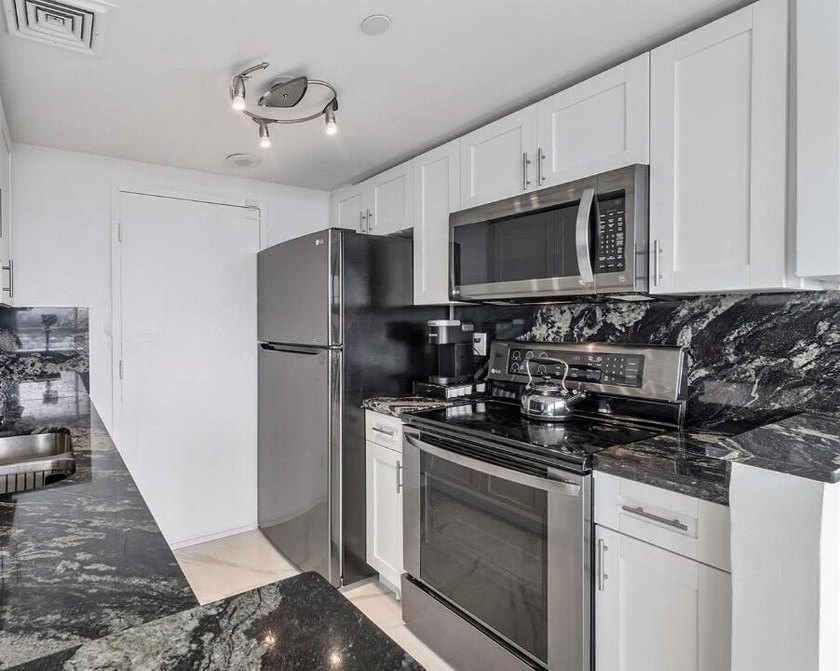 Rare corner residence in the heart of Downtown Hollywood - photo 6