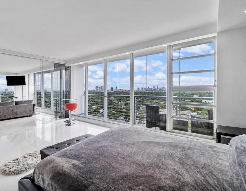 Rare corner residence in the heart of Downtown Hollywood - photo 8