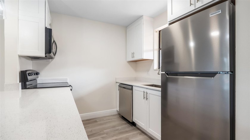 Top-Floor Corner Unit | All Ages | Rent Right Away! Experience - photo 11