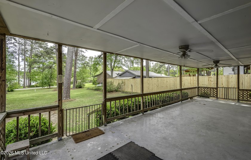 NEW PRICE!!! Welcome to this adorable home in Florence MS with a - photo 2