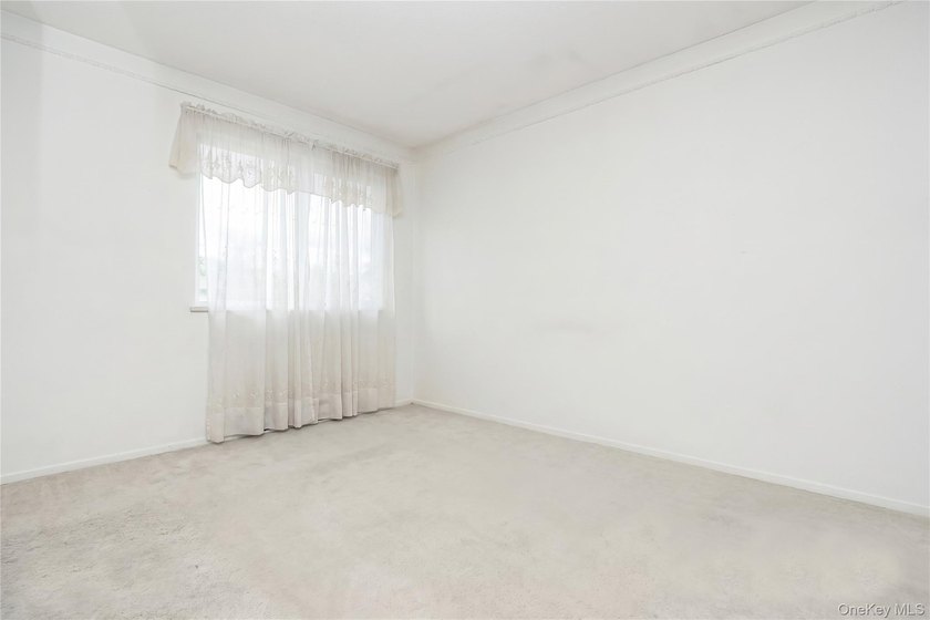 Welcome to this spacious and beautifully maintained 5-bedroom - photo 12