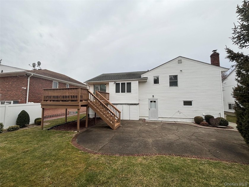A great house located in a beautiful neighborhood with award - photo 2